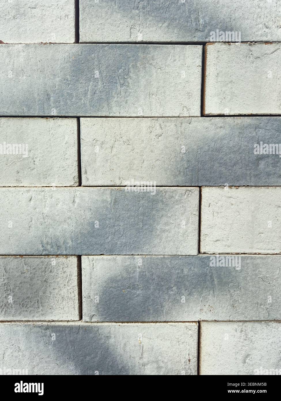 texture rapprochée du motif de mur de briques grises et blanches altérées Banque D'Images