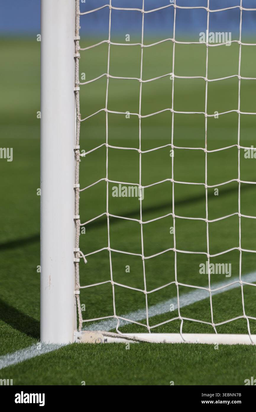 Gros plan du filet de but de football avec fond de sièges de stade orange flou pour le concept de match de football et de lieu sportif Banque D'Images