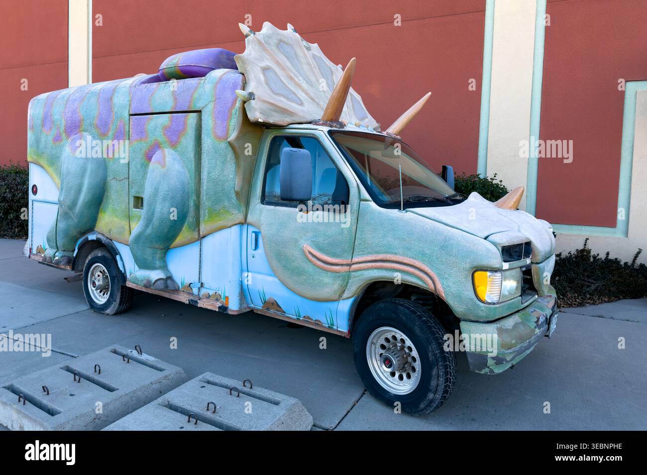 Une camionnette décorée comme un tricératops au Dinosaur Journey Museum, Fruita, Colorado. Banque D'Images