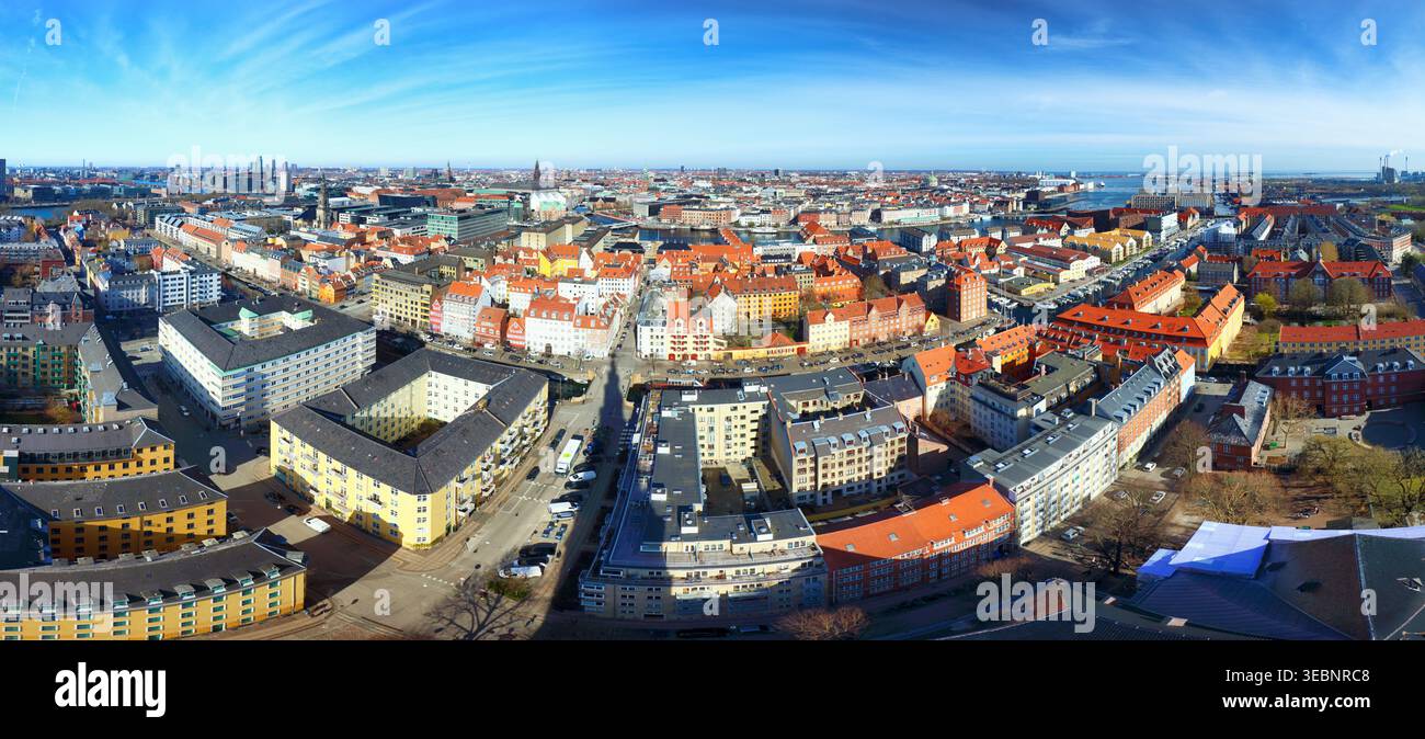 Vue aérienne de la rue Prinsessegade à Copenhague, Danemark, depuis le sommet de l'église notre Sauveur à Christianshavn Banque D'Images