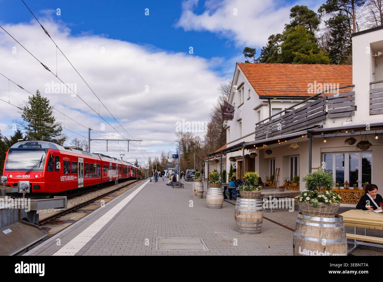 Café et train SZU à la plate-forme Uetliberg Bahn (gare), Zurich, Suisse Banque D'Images