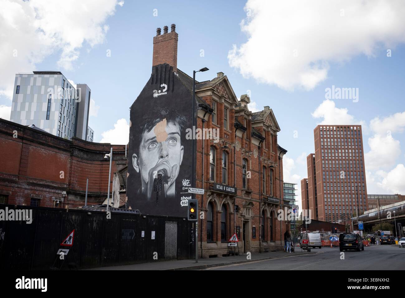 Portrait de Ian Curtis, chanteur avec Joy Division, sur le mur d'extrémité du pignon du pub Star and Garter, à Manchester, en Angleterre, le 13 avril 2026. Banque D'Images