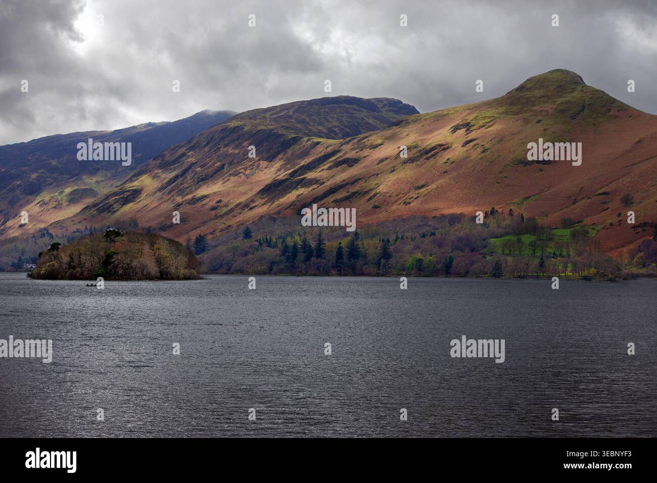 Cat Bells Fell se trouve sur la rive ouest de Derwentwater dans le Lake District. Il offre une vue panoramique sur Keswick, Skiddaw et Borrowdale. Banque D'Images