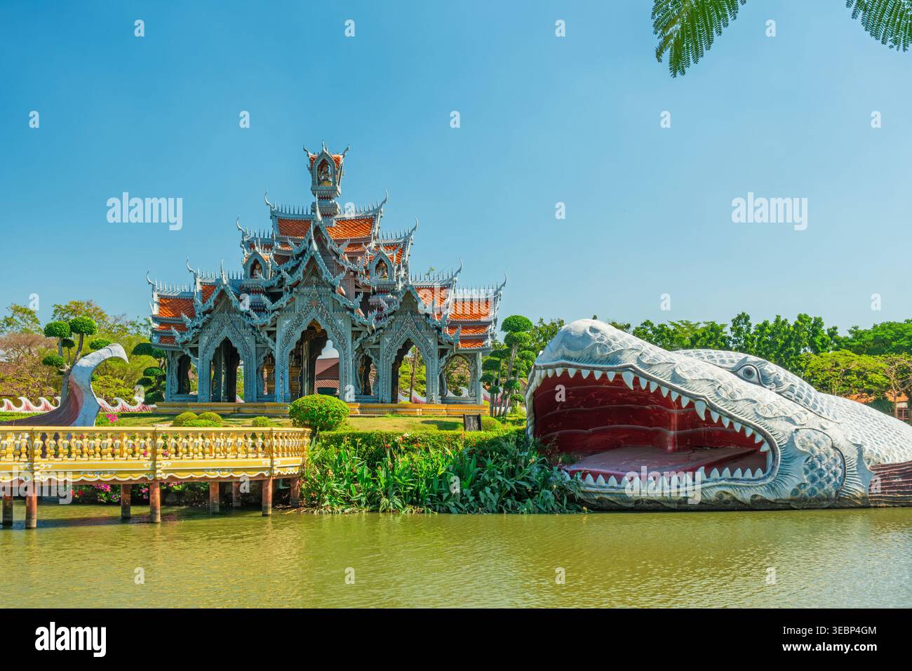 Sculpture géante mythique de poissons près du pavillon thaïlandais dans l'eau dans la ville antique, Bangkok, Thaïlande. Montagne bouddhiste traditionnelle Sumeru dans l'ancien Siam Banque D'Images