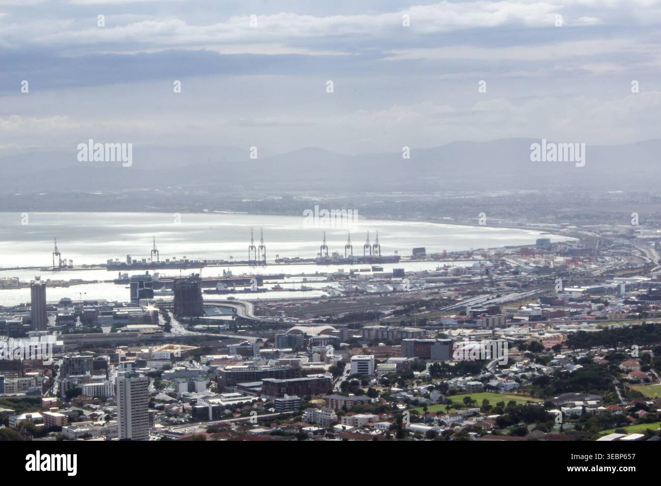 Vue sur Cape Town, Afrique du Sud, vers le port au loin, depuis les pentes de table Mountain. Banque D'Images