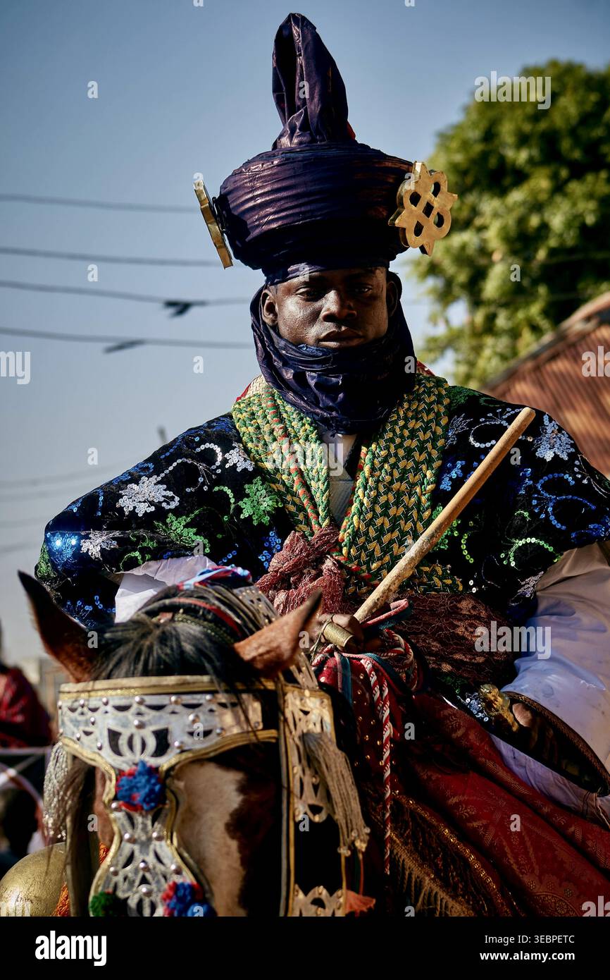 Homme en tenue traditionnelle à cheval à Zaria, Nigeria Banque D'Images