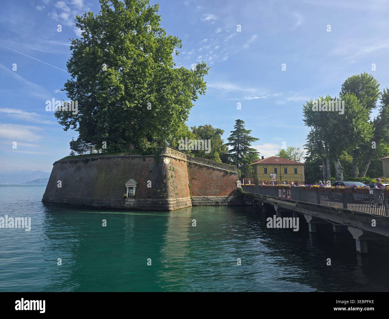 Bastion de fortification vénitien s'élevant de la rivière Mincio, Peschiera del Garda, lac de Garde, Italie. Site classé au patrimoine mondial de l'UNESCO. Mai 2025. - Image de stock capturée avec un smartphone