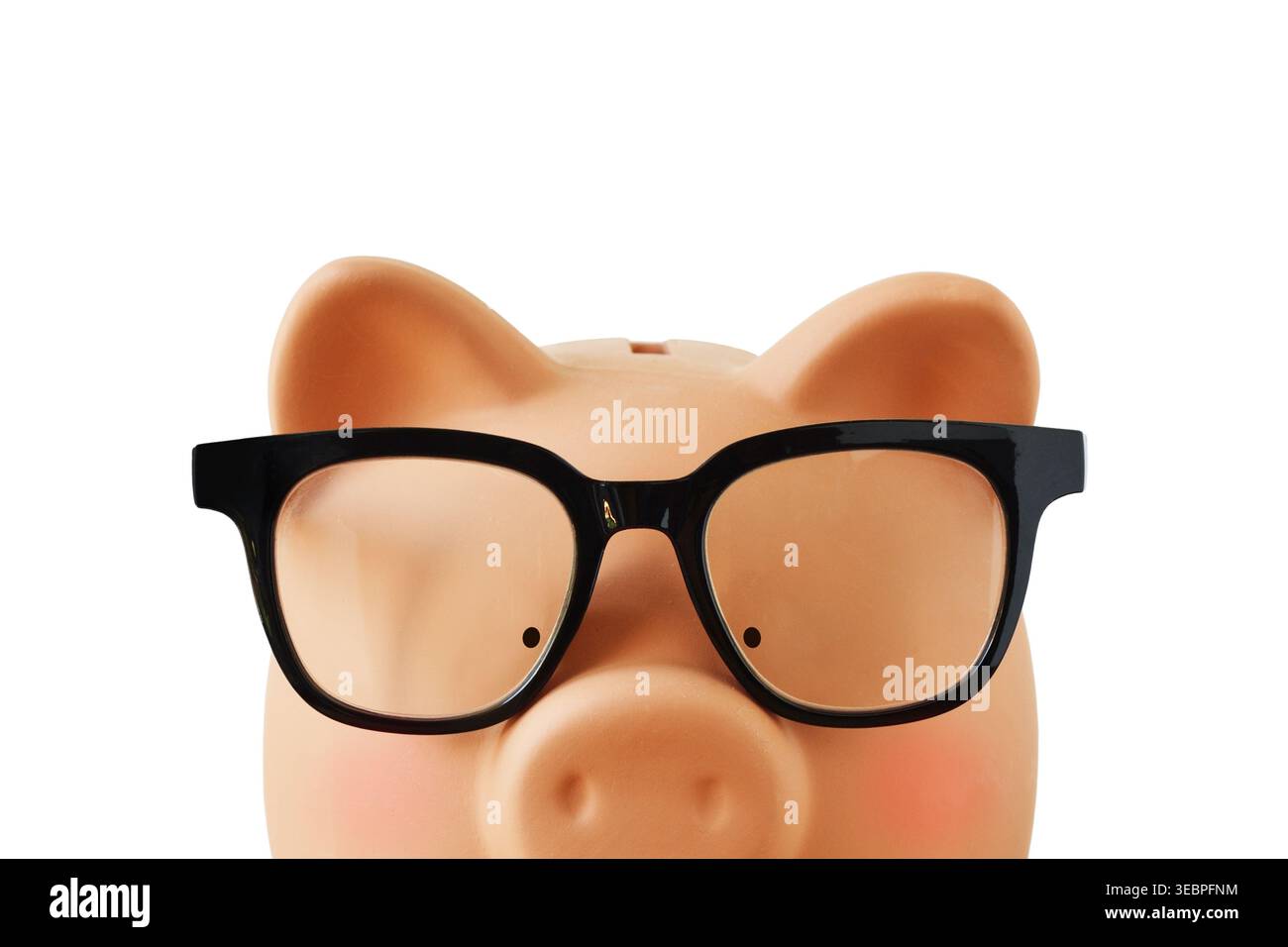 Gros plan de piggy bamk avec des lunettes - concept d'économie, d'épargne et de calculs d'argent Banque D'Images
