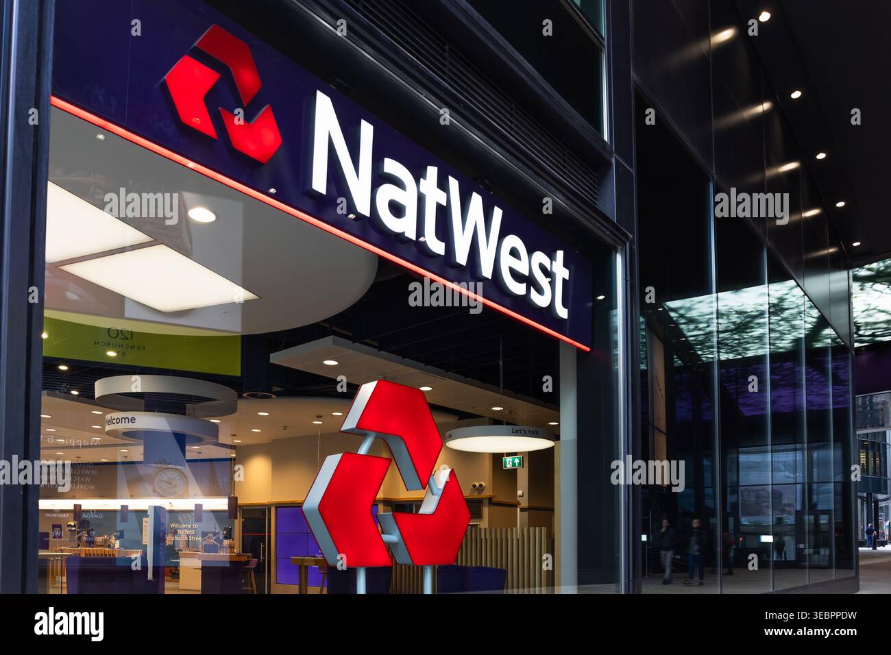 Extérieur illuminé de la succursale NatWest Bank. Londres, Royaume-Uni, 29 mars 2024 Banque D'Images