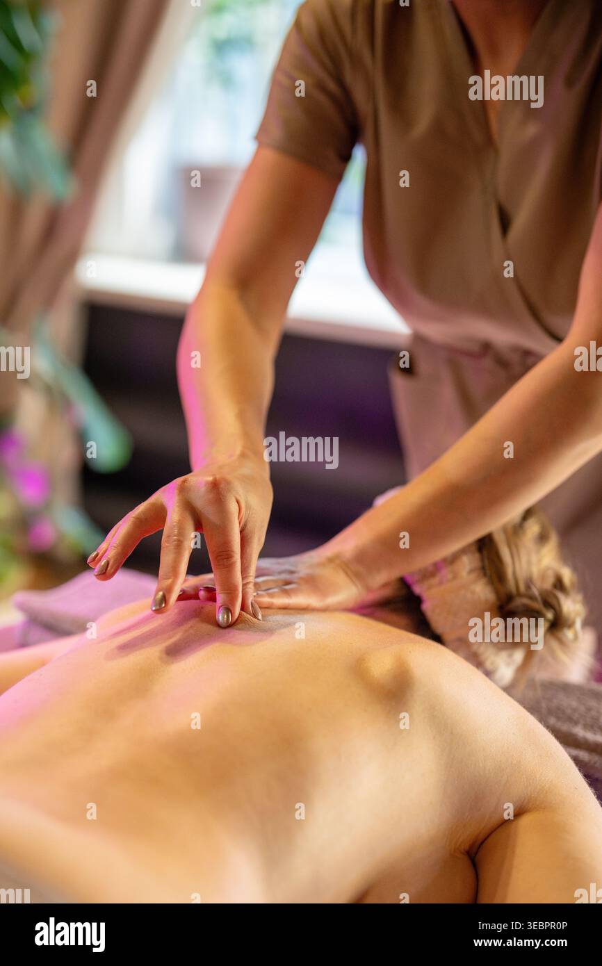 Procédure de beauté et traitement de soins du corps, masseuse professionnelle faisant massage thérapeutique pour femme Banque D'Images
