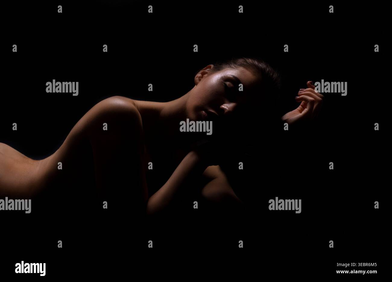 Silhouette artistique d'une figure dans Dim Light mettant en valeur la forme et les ombres Banque D'Images