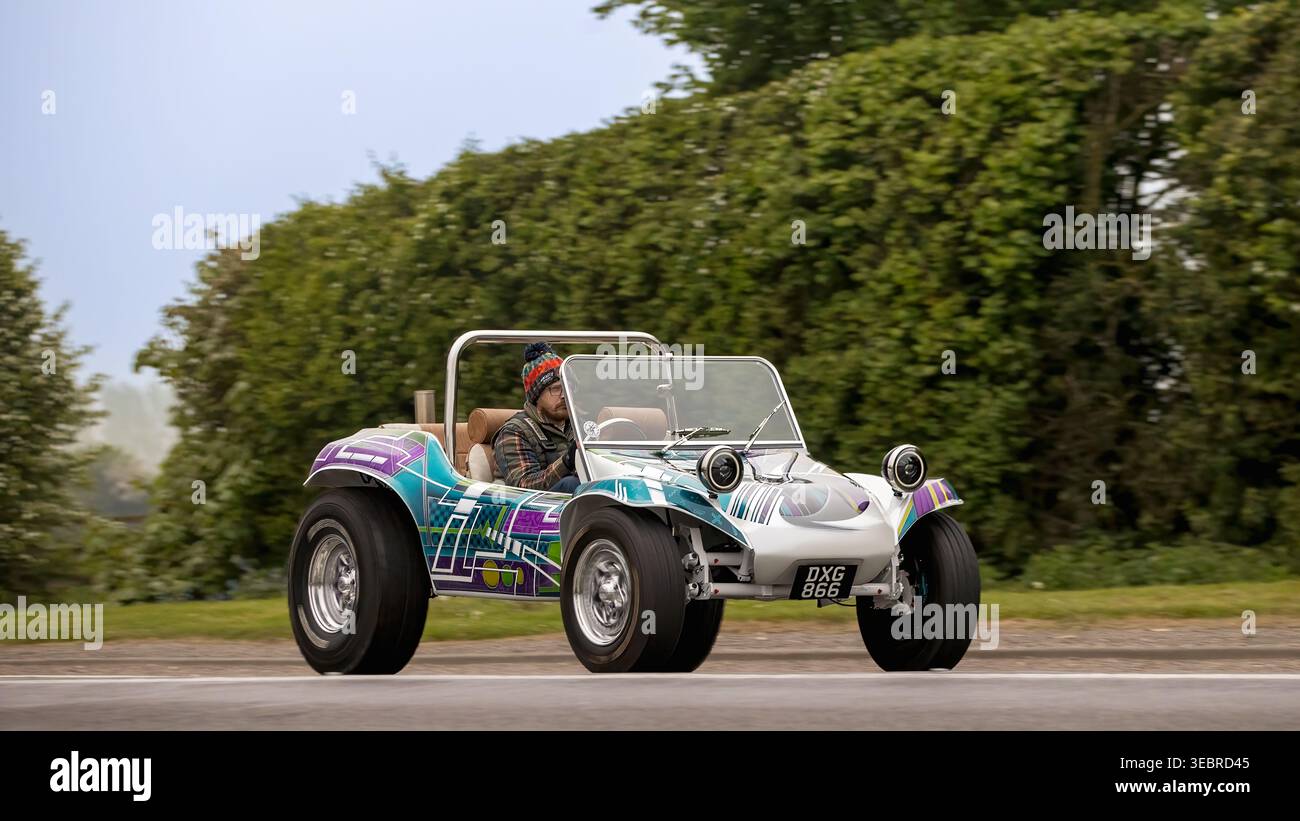 Bicester, Oxon., Royaume-Uni - 26 avril 2026 : 1954 Volkswagen Beach buggy voiture conduisant sur une route britannique Banque D'Images
