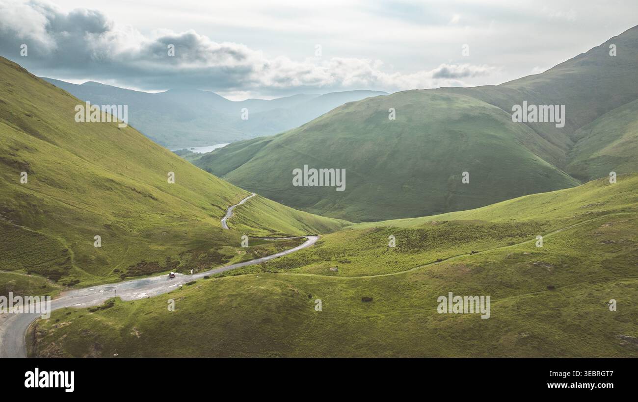Une route sinueuse serpente à travers des collines, offrant une vue imprenable sur le paysage environnant Banque D'Images