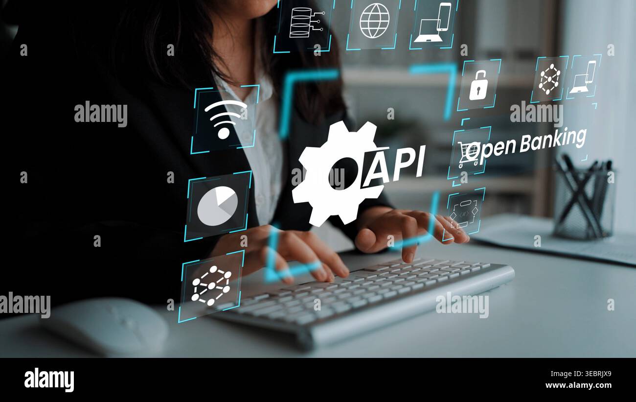 Femme d'affaires utilisant le clavier avec les symboles API définis dans le concept de réseau pour la technologie bancaire ouverte et la transformation numérique dans l'industrie financière Banque D'Images