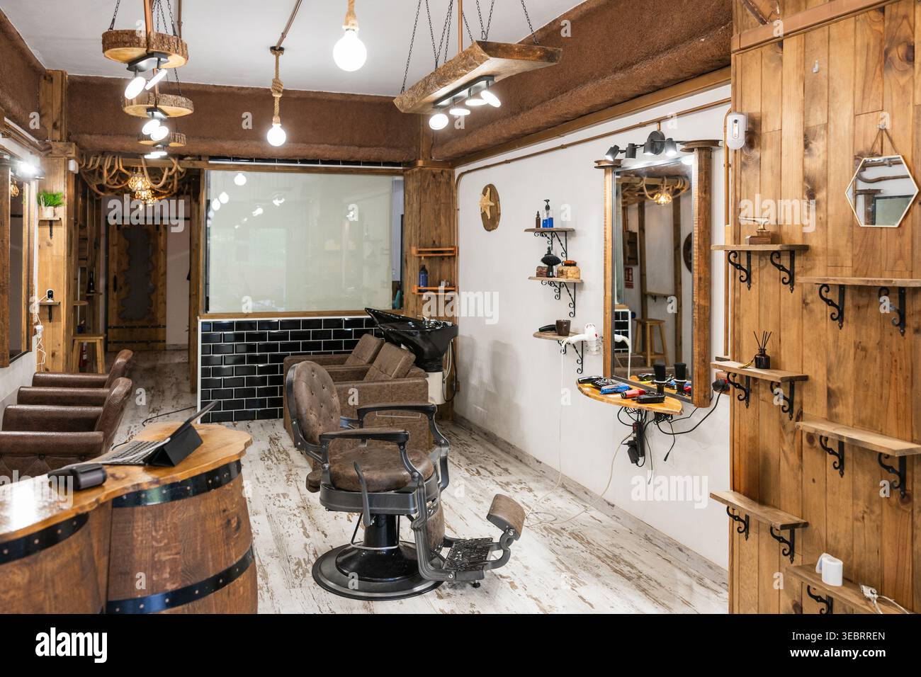 Intérieur rustique de salon de coiffure avec chaise de style vintage Banque D'Images