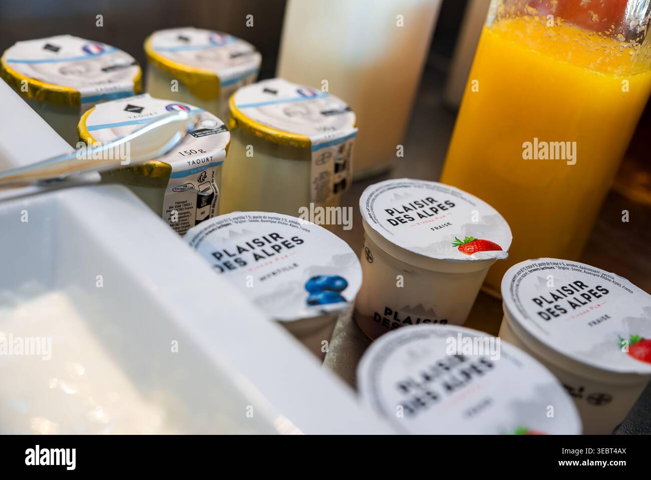 Tasses de yaourt et carafes au petit déjeuner buffet à Antibes, France Banque D'Images