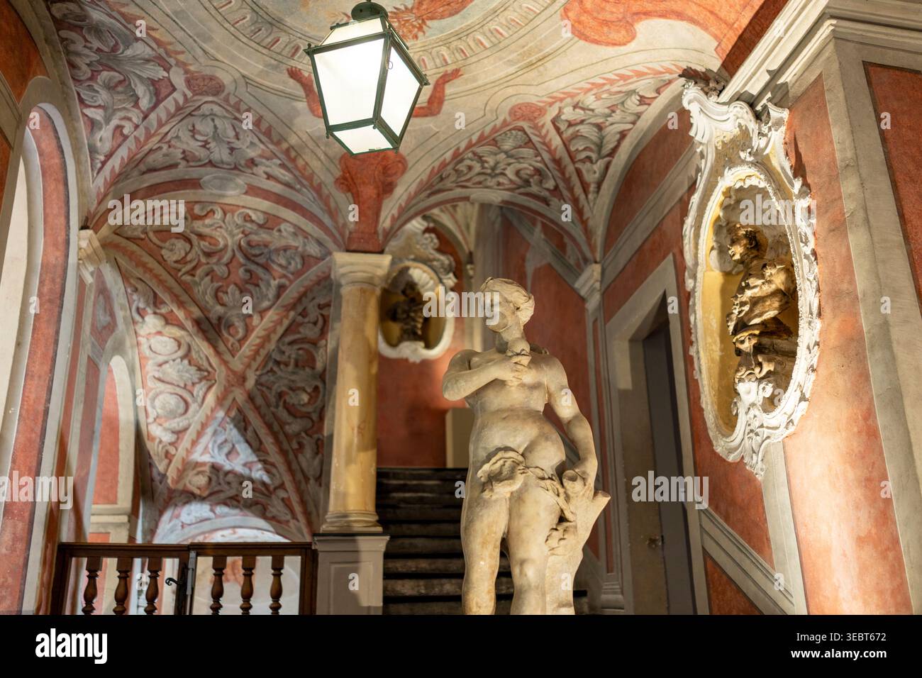 France, Nice, Palais Lascaris, escalier orné. Ancienne résidence de la famille Lascaris-Vintimille, ce palais, classé monument historique du péché Banque D'Images