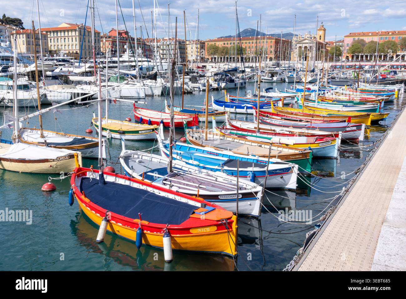 France, Nice, Port de Nice avec des bateaux de pêcheurs peints colorés amarrés dans une marina. Banque D'Images