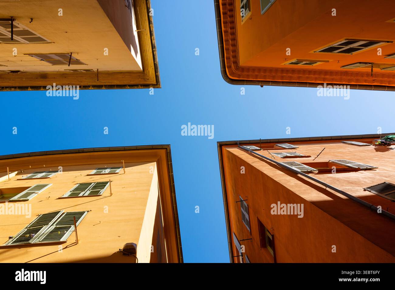 France, Nice, vue extérieure de bâtiments de couleur ocre, quatre coins de bâtiments regardant vers un ciel bleu Banque D'Images