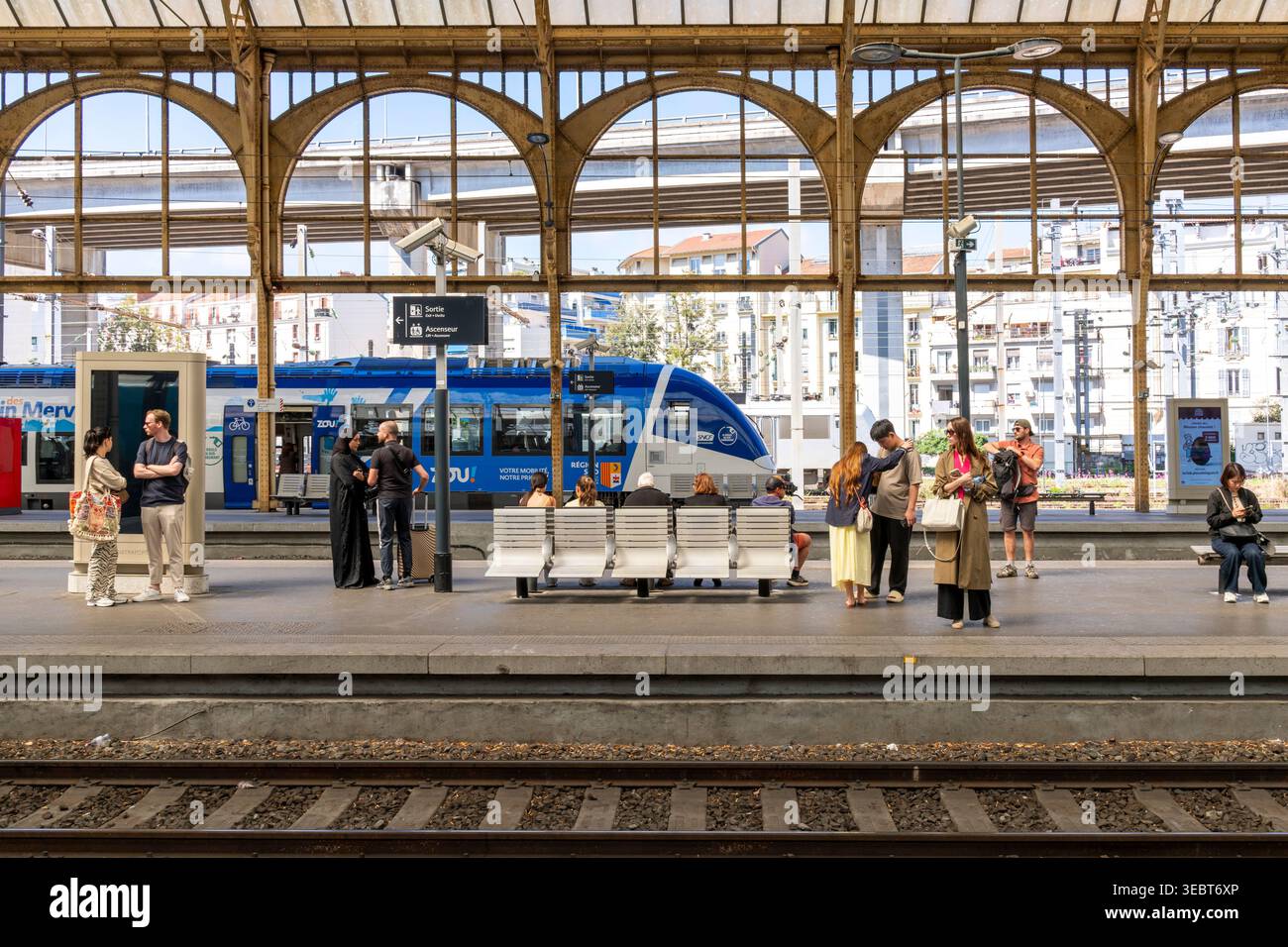 France, Nice, Gare de Nice (Gare de Nice-ville) trains au quai Banque D'Images