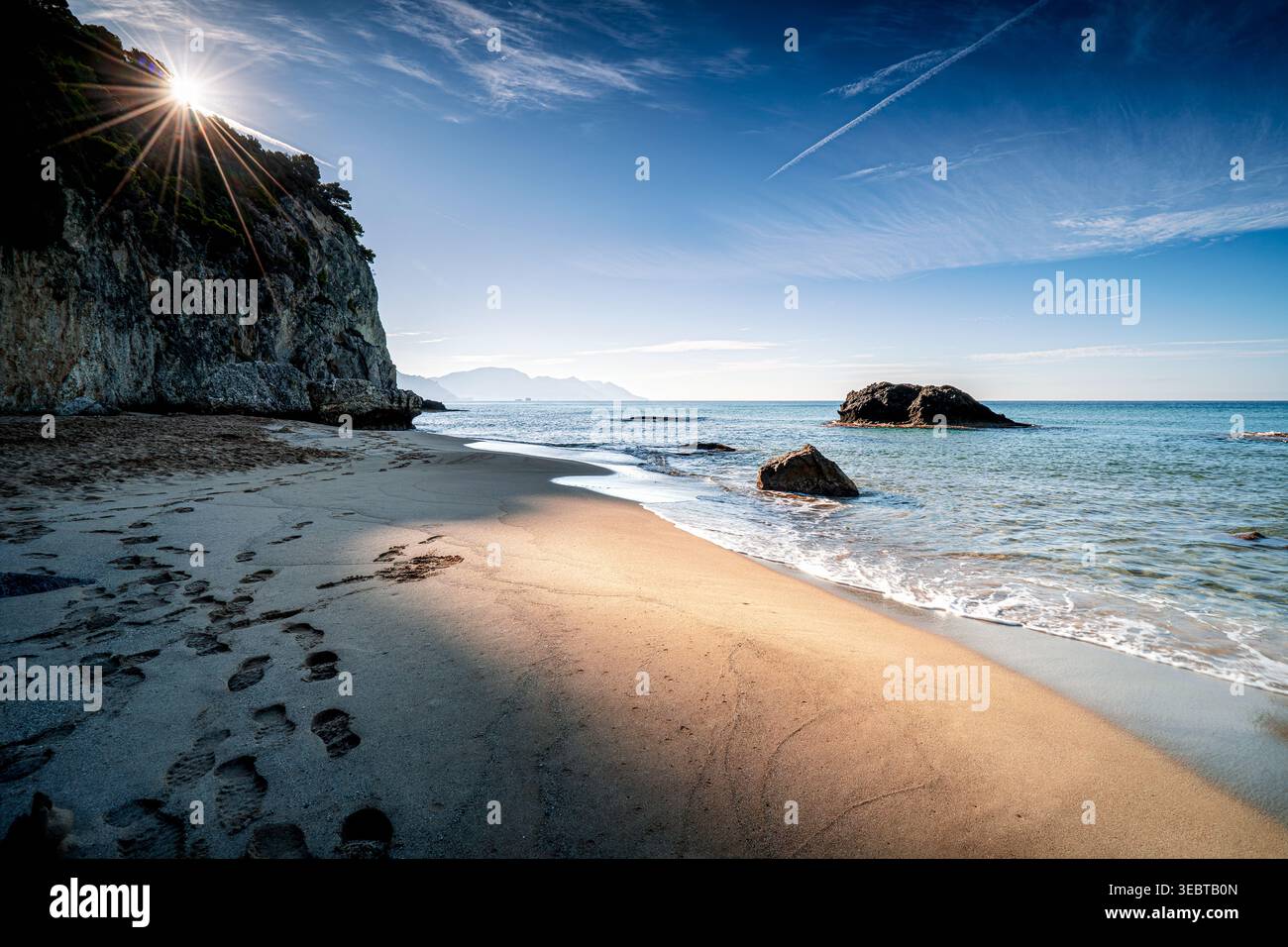Vue estivale colorée de la plage de Mirtiotissa, paysage matinal époustouflant de la mer Ionienne. Lever de soleil sur l'île de Corfou en Grèce, Europe. Banque D'Images