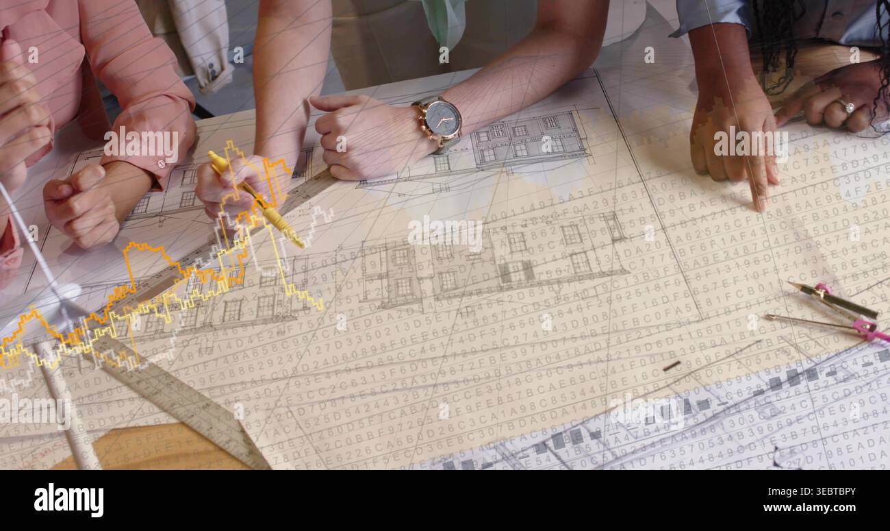 Penchant trois femmes avec des manches roulées traçant le plan sur la table de studio avec boussole et graphique Banque D'Images