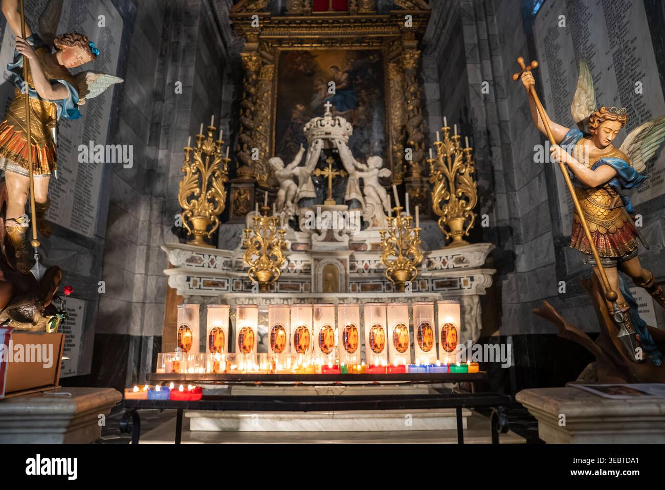 Autel baroque avec tabernacle en marbre et archanges, Menton, France Banque D'Images