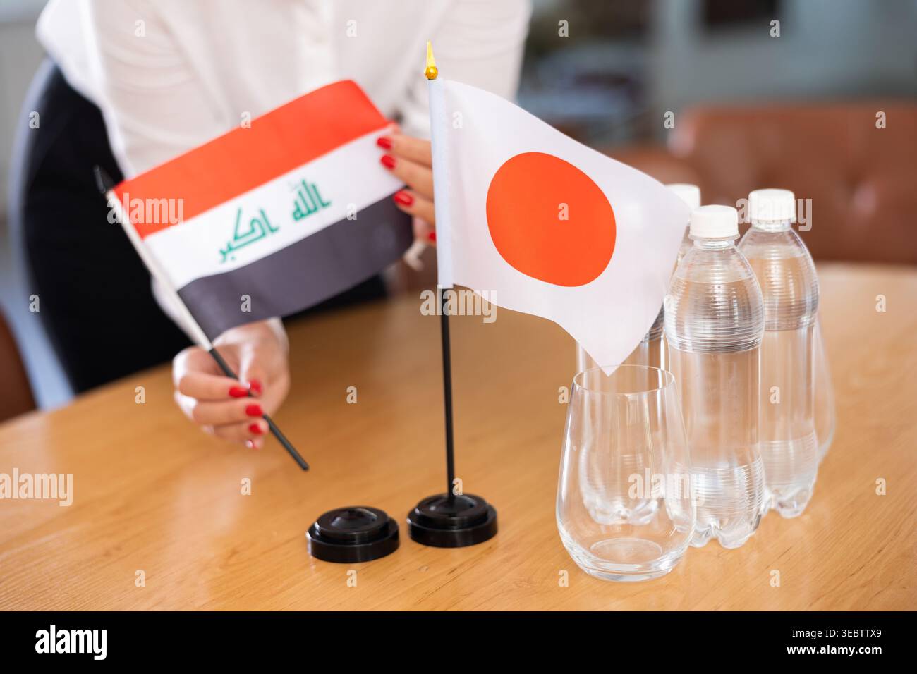 Drapeaux de l'Iraq et du Japon en tant que symbole des relations diplomatiques à la table des négociations Banque D'Images