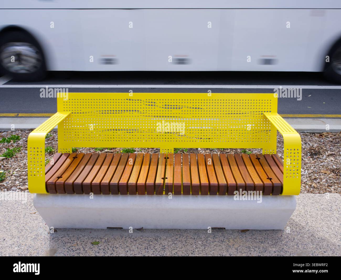 Style moderne de banc public peint en jaune Banque D'Images