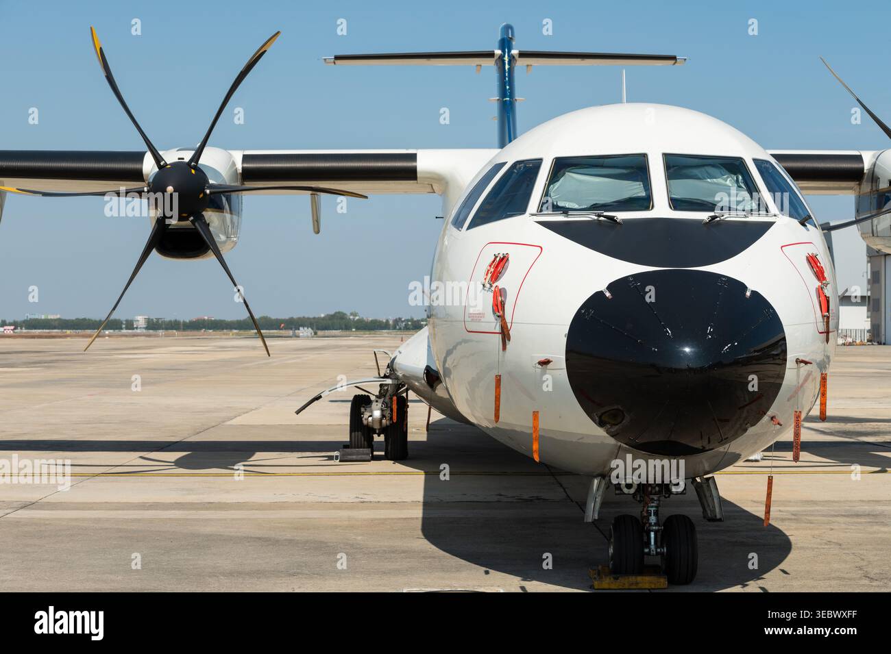Vue de face d'un avion régional à turbopropulseur avec pales d'hélice Banque D'Images