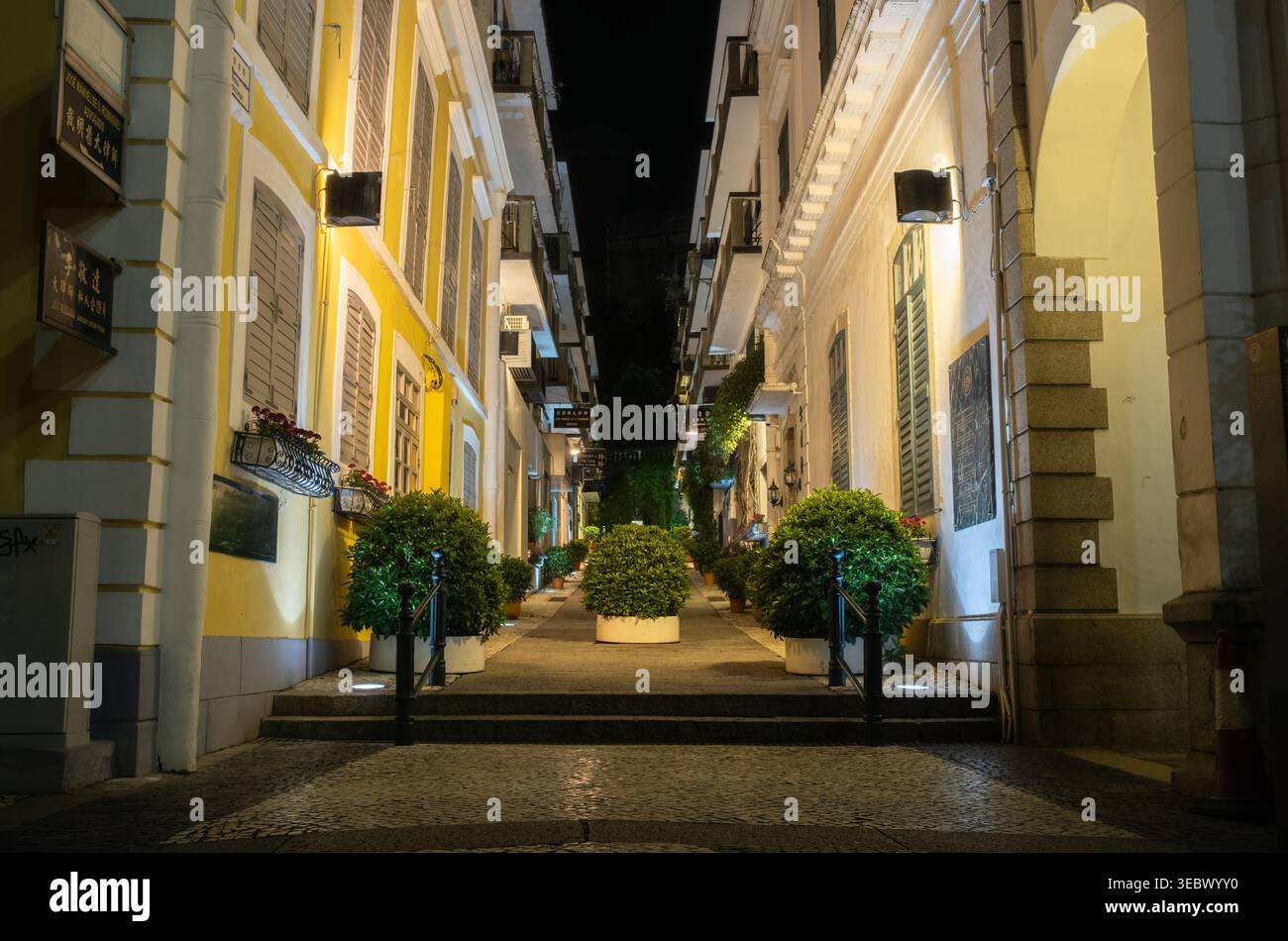 Macao, Chine - 2 juillet 2018 : la ruelle du quartier historique de Macao brille la nuit avec des bâtiments coloniaux et des plantes vertes Banque D'Images