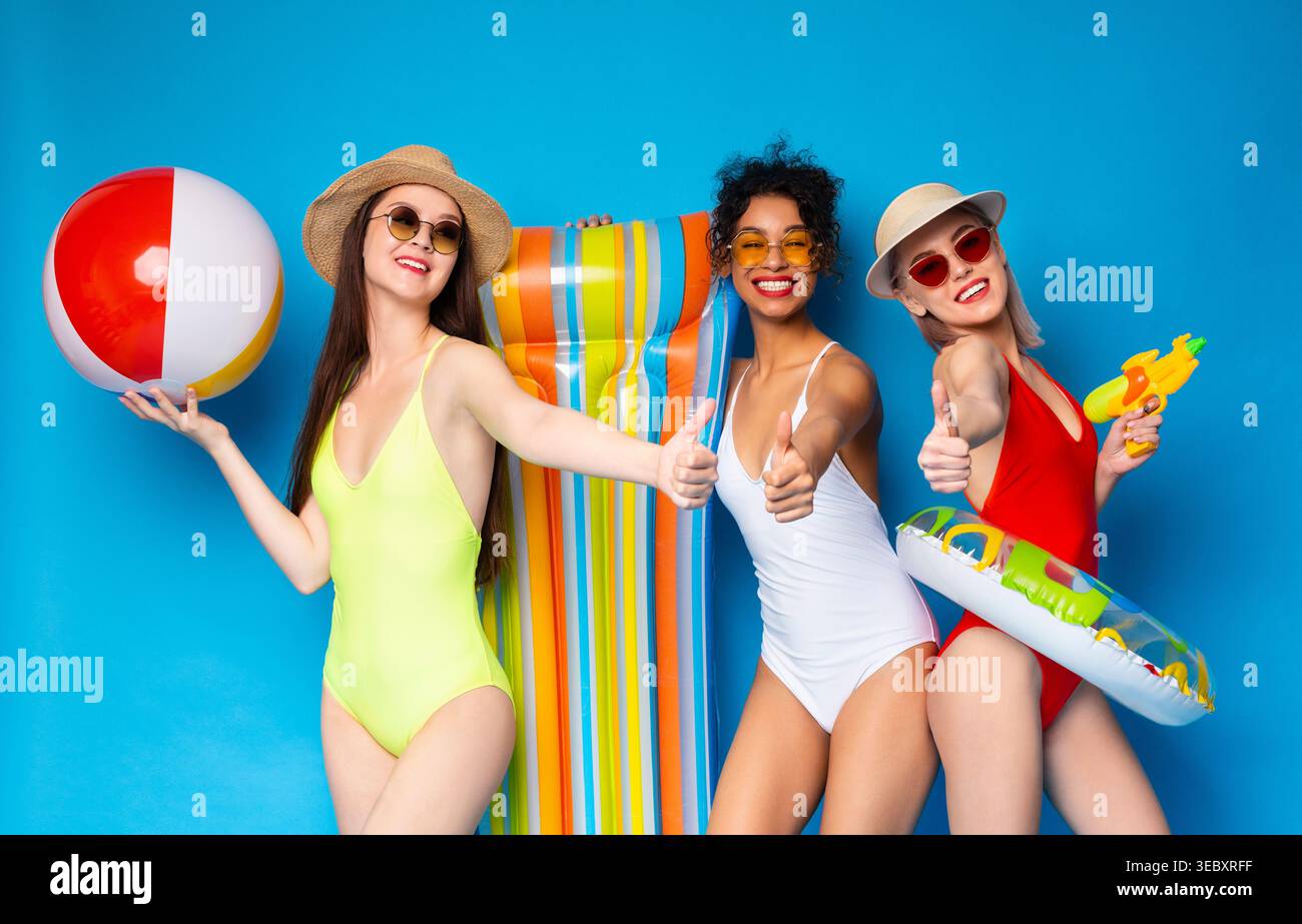 Fête de piscine d'été avec des amis en profitant de chars vibrants et de ballons de plage Banque D'Images