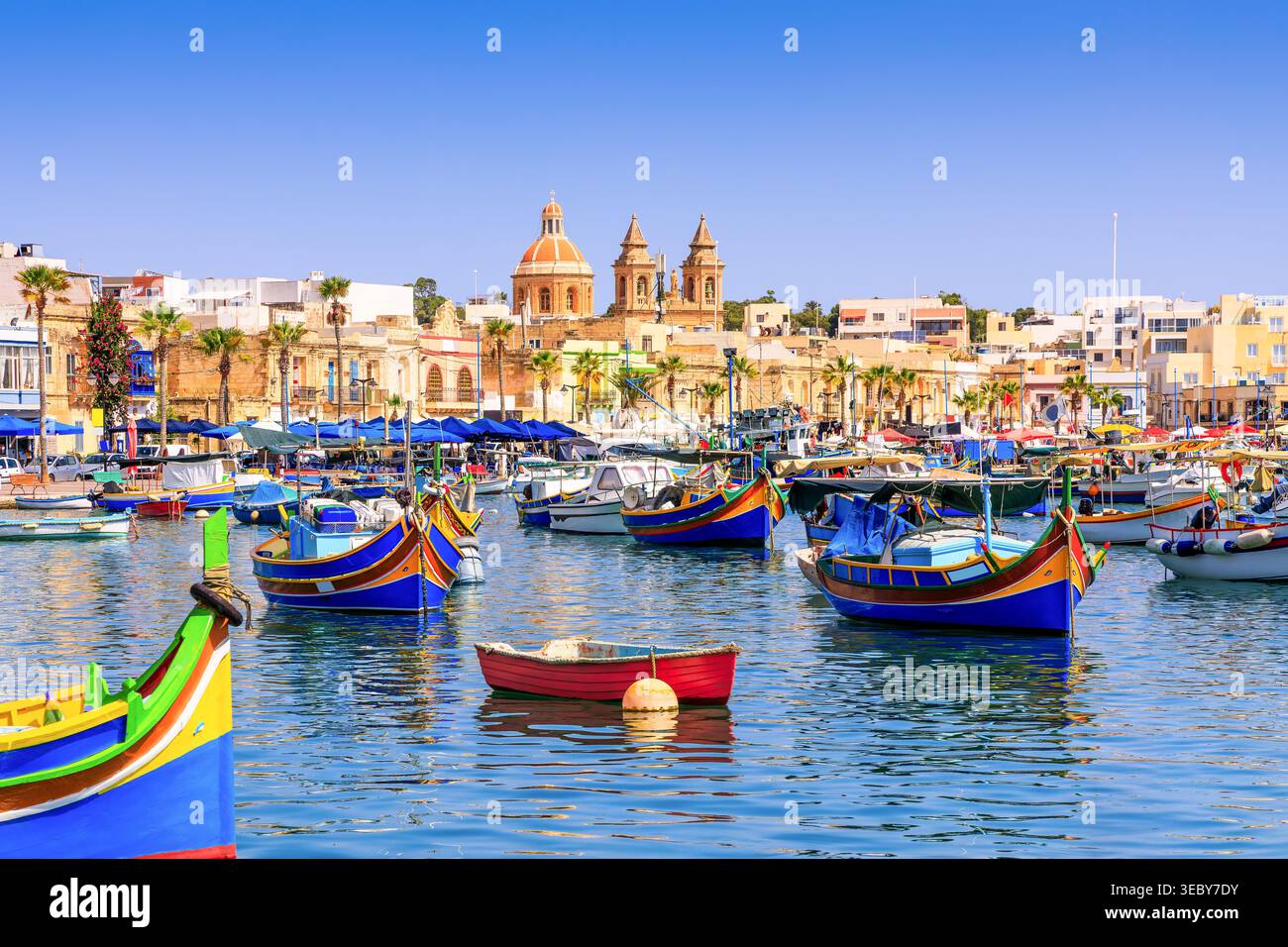 Malte, Marsaxlokk. Bateaux de pêche traditionnels dans le village méditerranéen. Banque D'Images