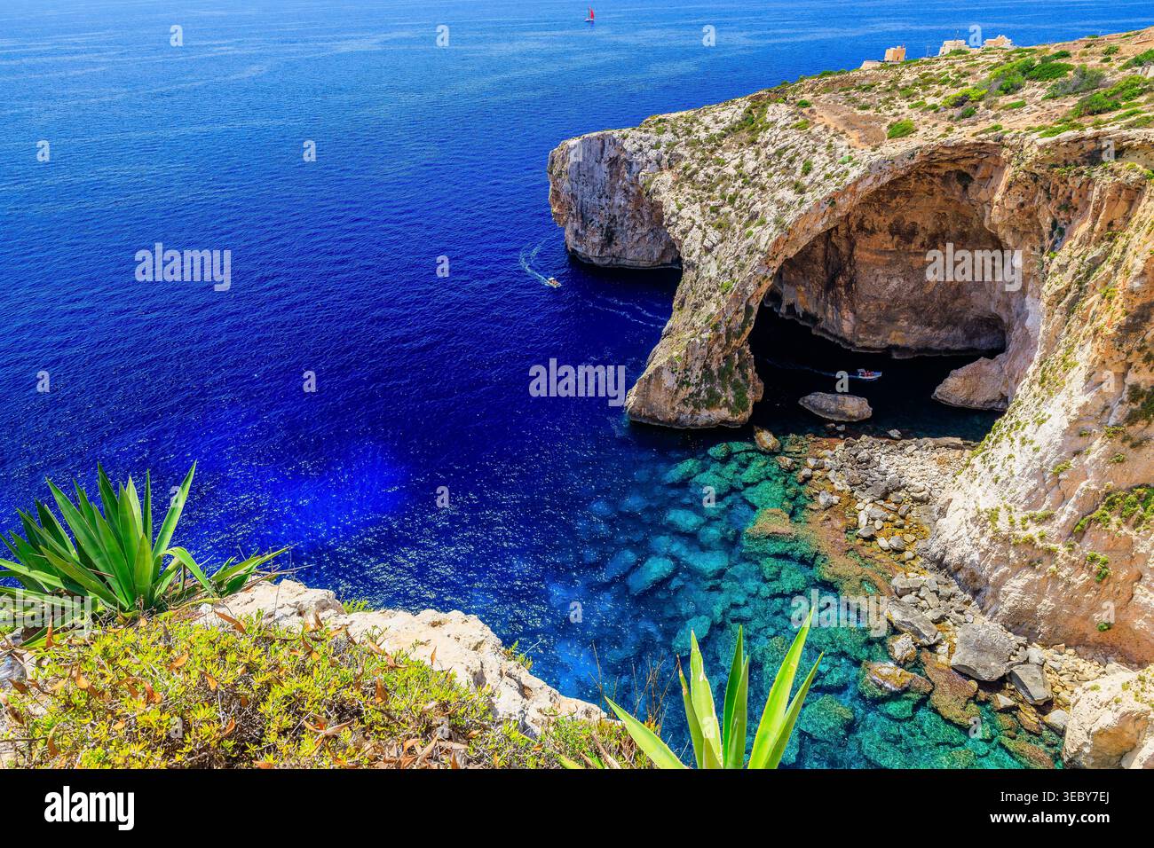 Blue Grotto, Malte. Arche en pierre naturelle et grottes marines. Banque D'Images