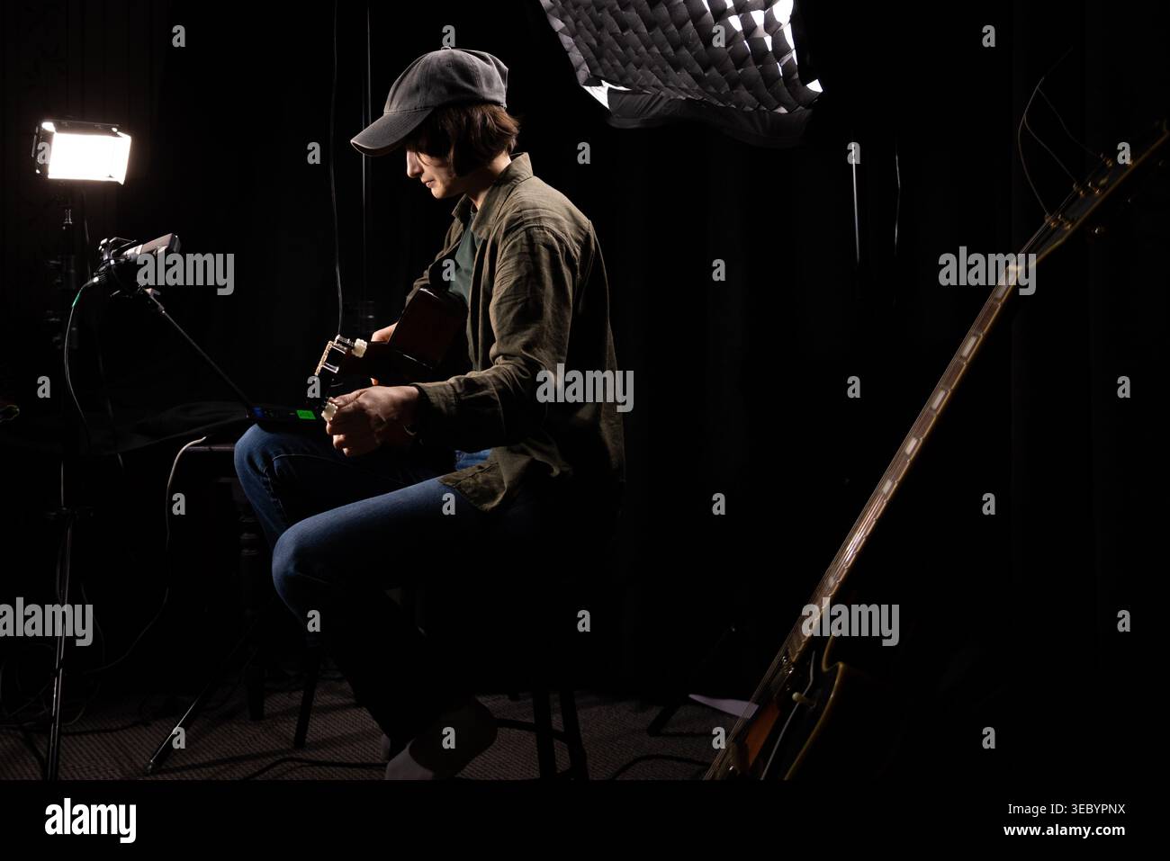 Musicien se préparant pour la session de guitare acoustique Banque D'Images