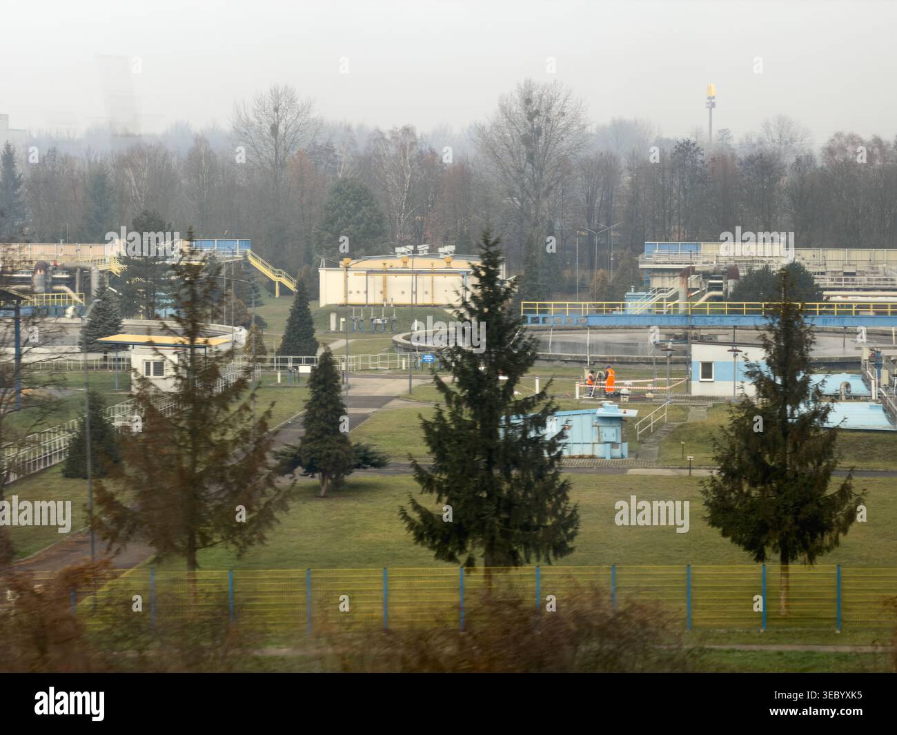 Katowice, Pologne - 3 décembre 2025 : vue d'ensemble de la station d'épuration industrielle avec réservoirs et tuyaux, montrant l'écologie urbaine et la tâche de travaux publics de site d'eau Banque D'Images