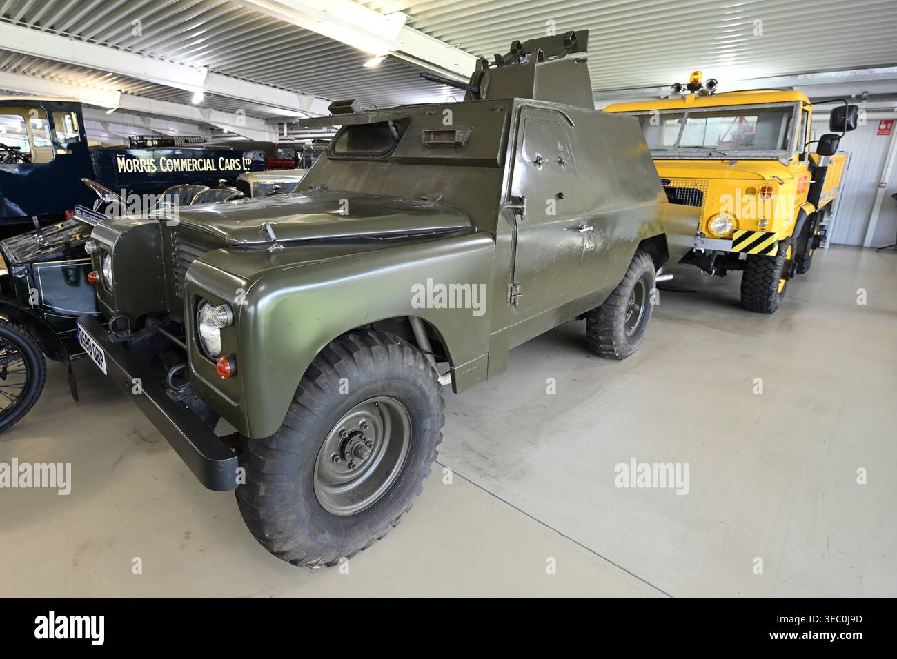 Land Rover Defender blindé avec tourelle de canon. Banque D'Images