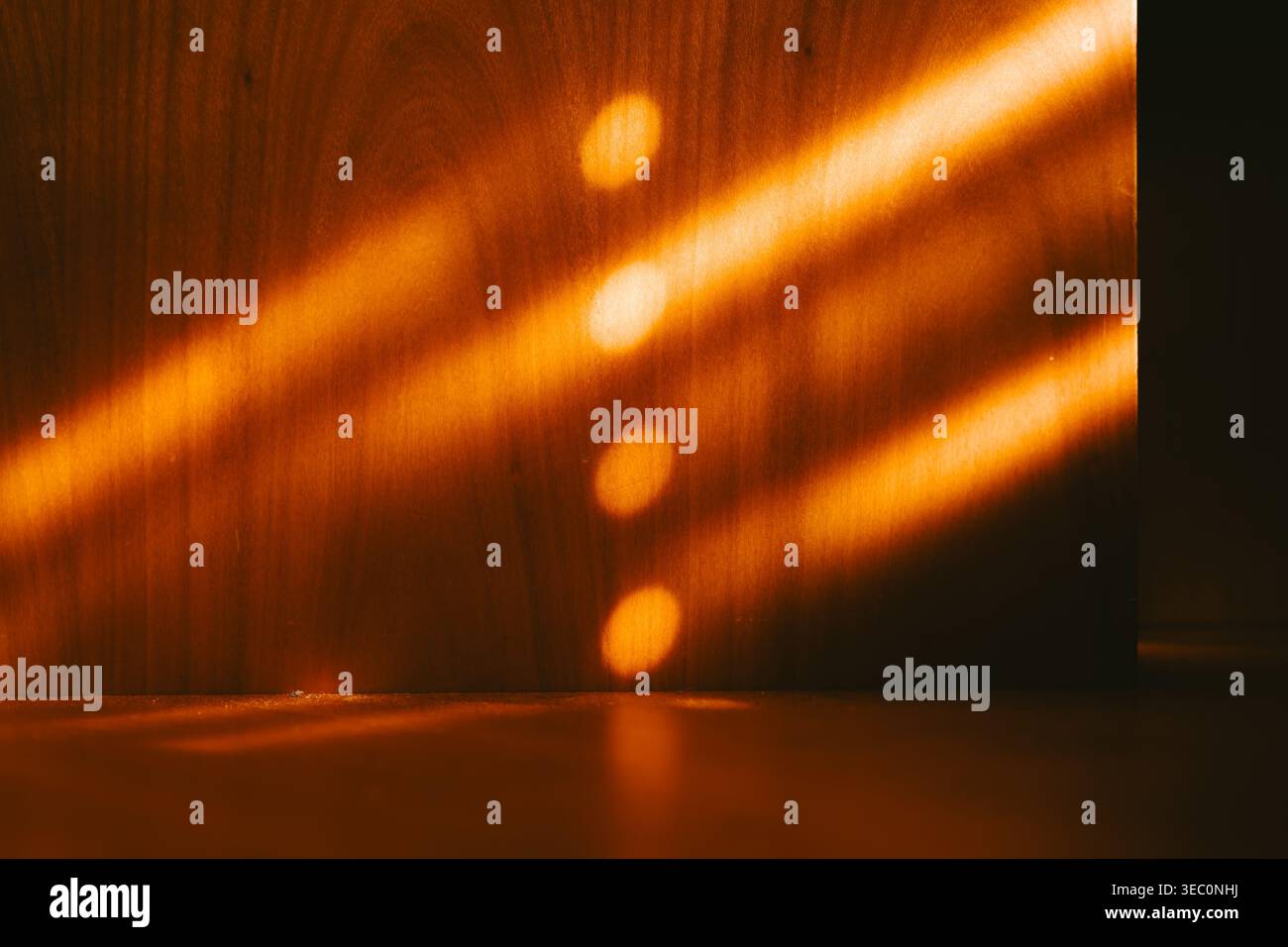 Composition graphique de faisceaux lumineux dorés et de reflets bokeh circulaires sur une surface en bois naturel. Fond minimaliste avec des tons chauds, tex organique Banque D'Images