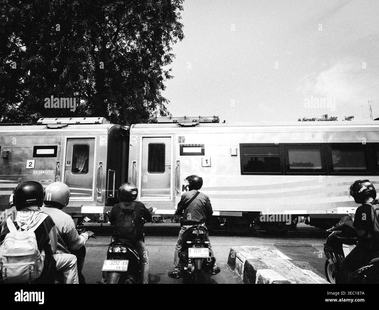 Motocyclistes attendant à un passage à niveau - Image de stock capturée avec un smartphone