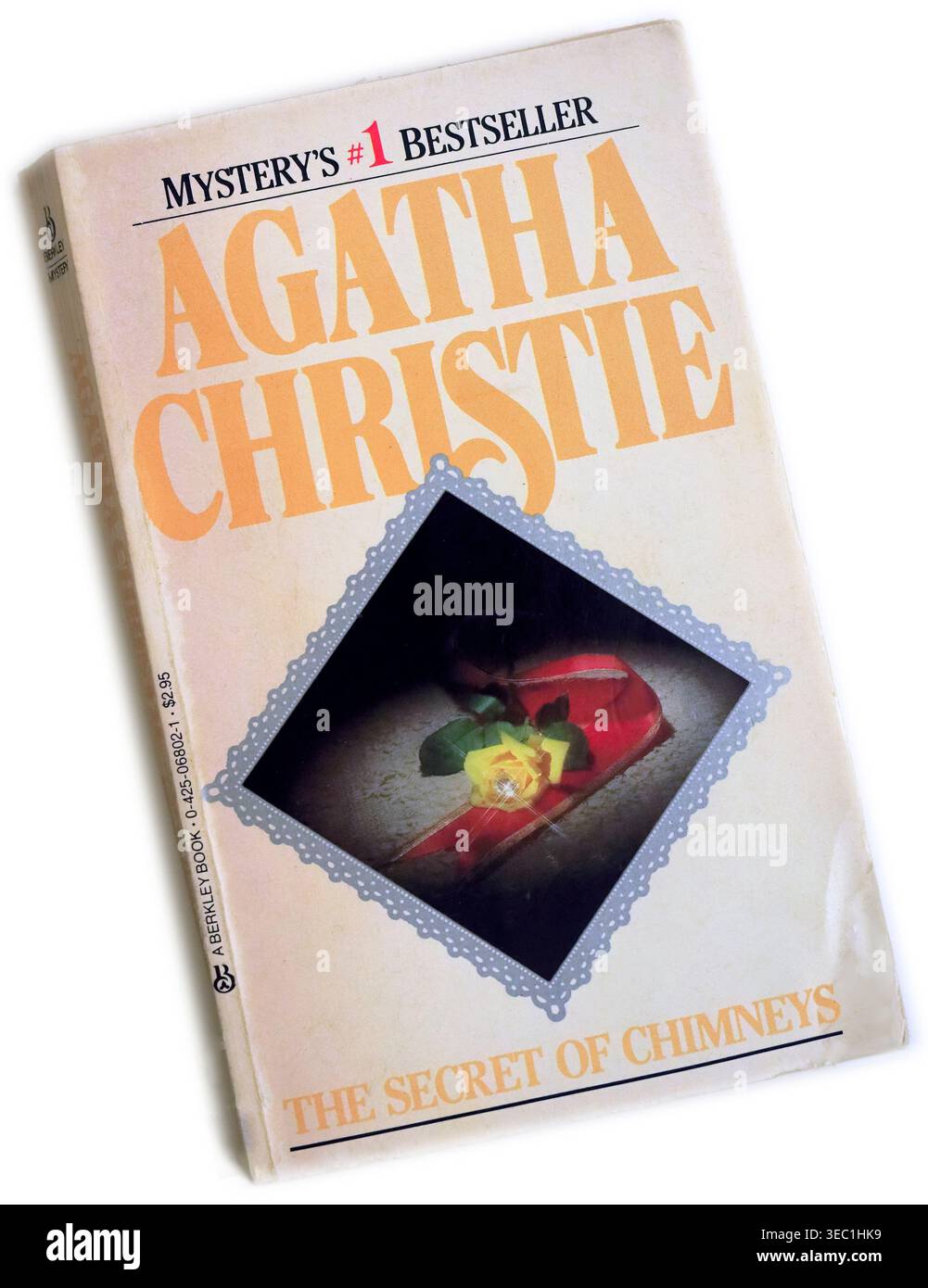 Agatha Christie - le secret des cheminées. Photographie de couverture de livre de poche usagée sur fond blanc Banque D'Images