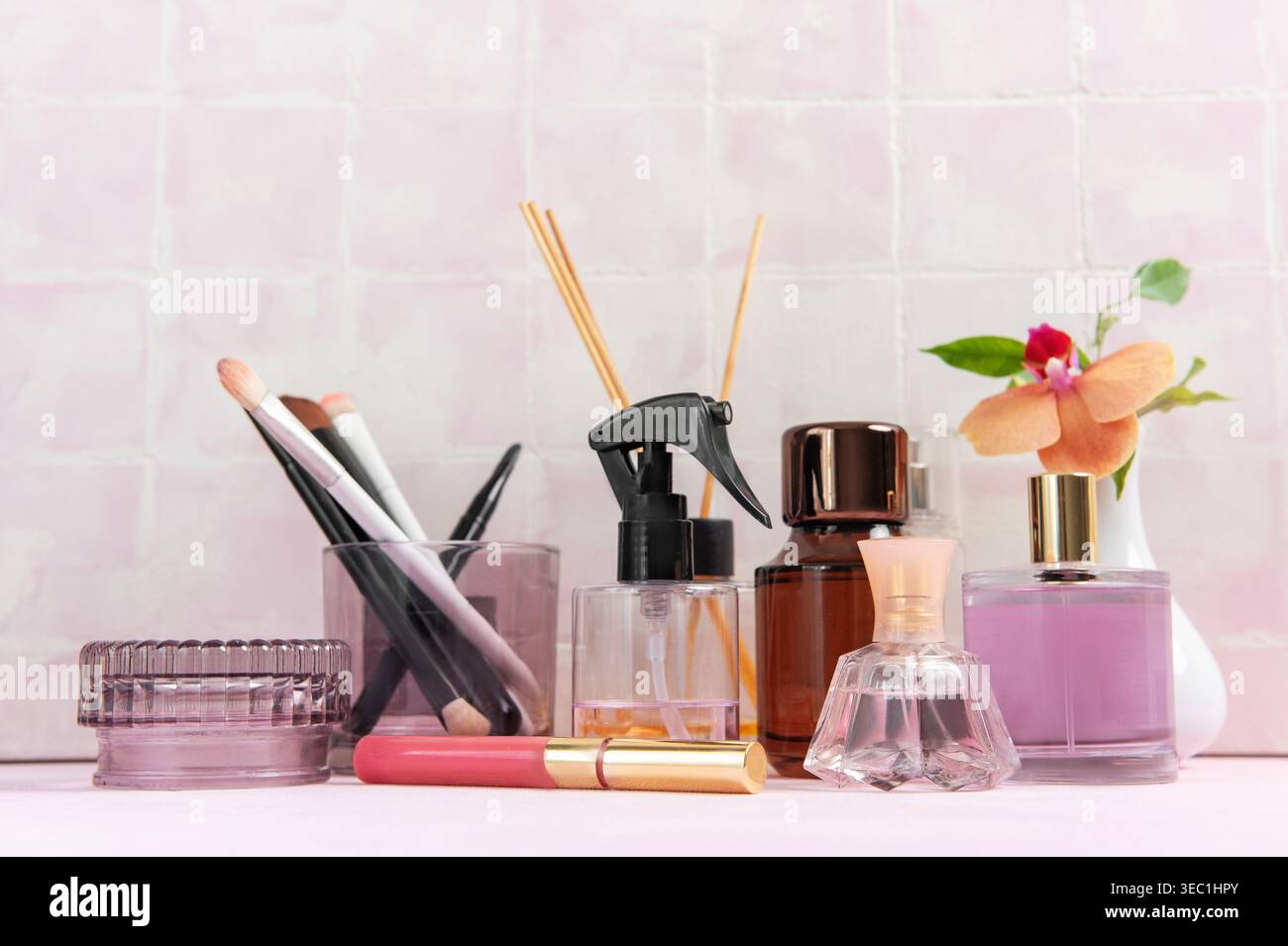 Articles cosmétiques, soins de la peau et parfums créant un concept de beauté féminine Banque D'Images