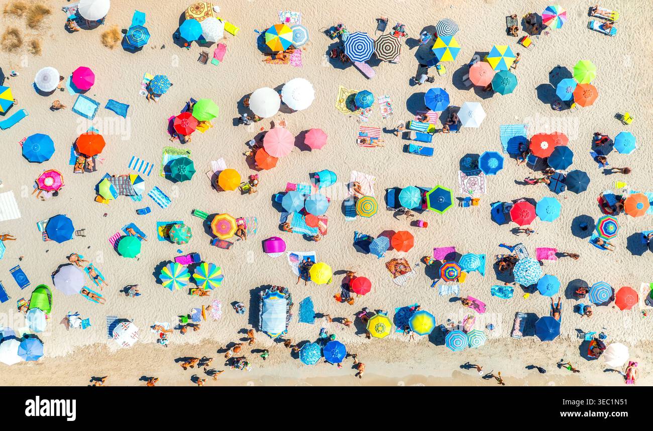 Vue aérienne de parasols colorés sur la plage de sable, les gens relaxants Banque D'Images