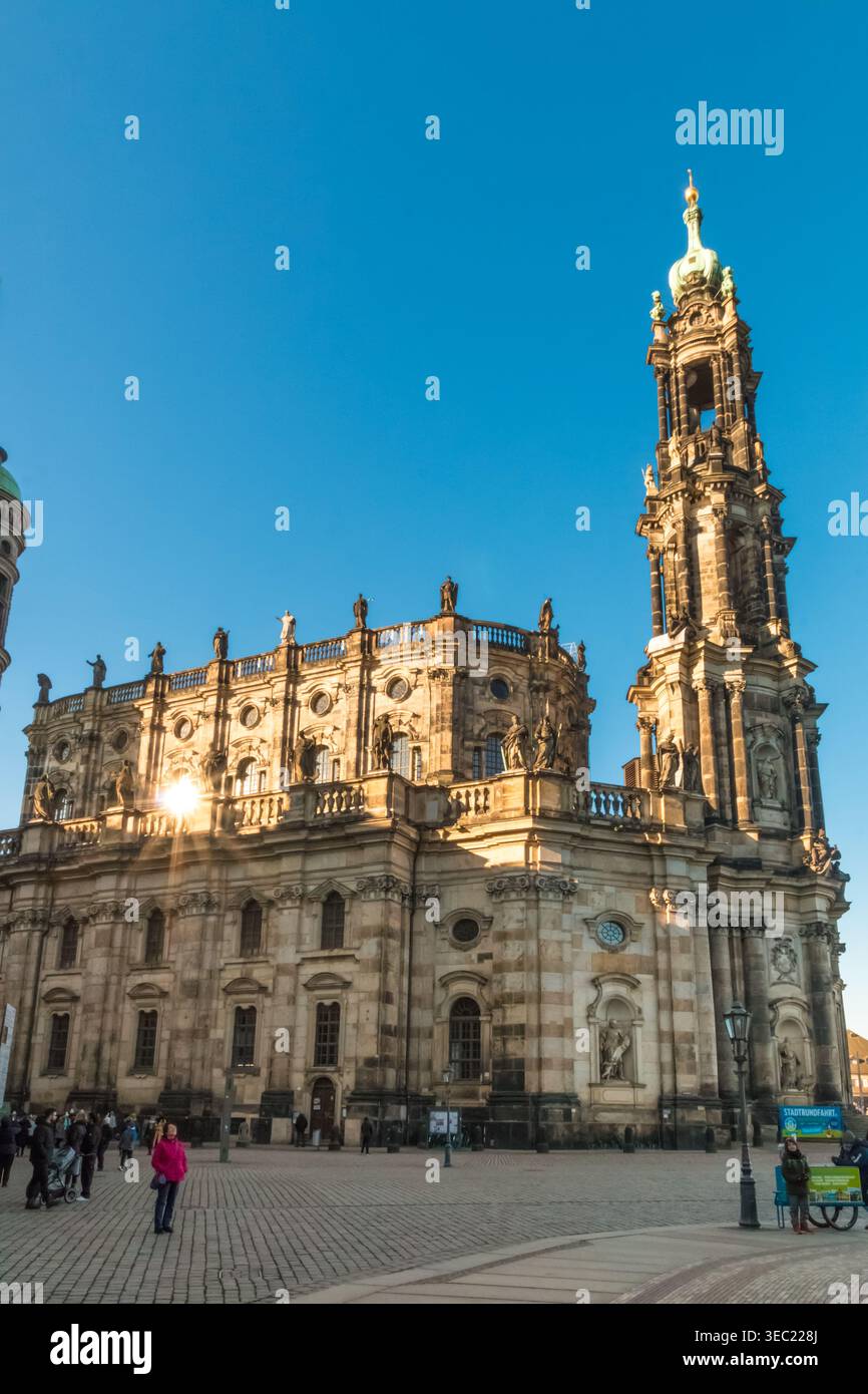 Belle vue latérale de la Hofkirche de Dresde (Kathedrale SS. Trinitatis), avec le soleil illuminant toute la façade baroque de haut en bas, encadrée par un... Banque D'Images