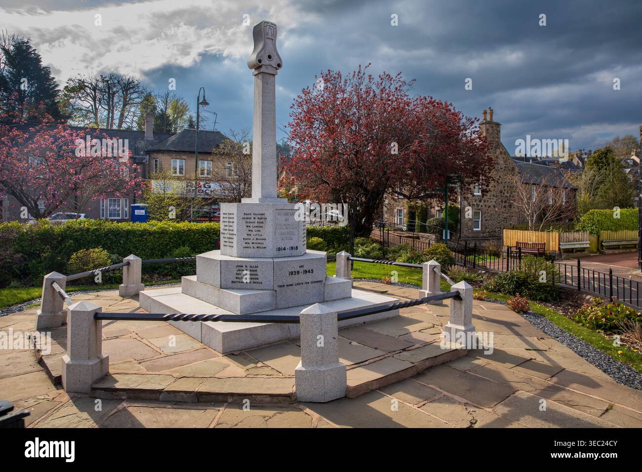 Le mémorial de guerre enregistrant les hommes de Biggar tombés lors de la première et de la seconde guerres mondiales. Banque D'Images