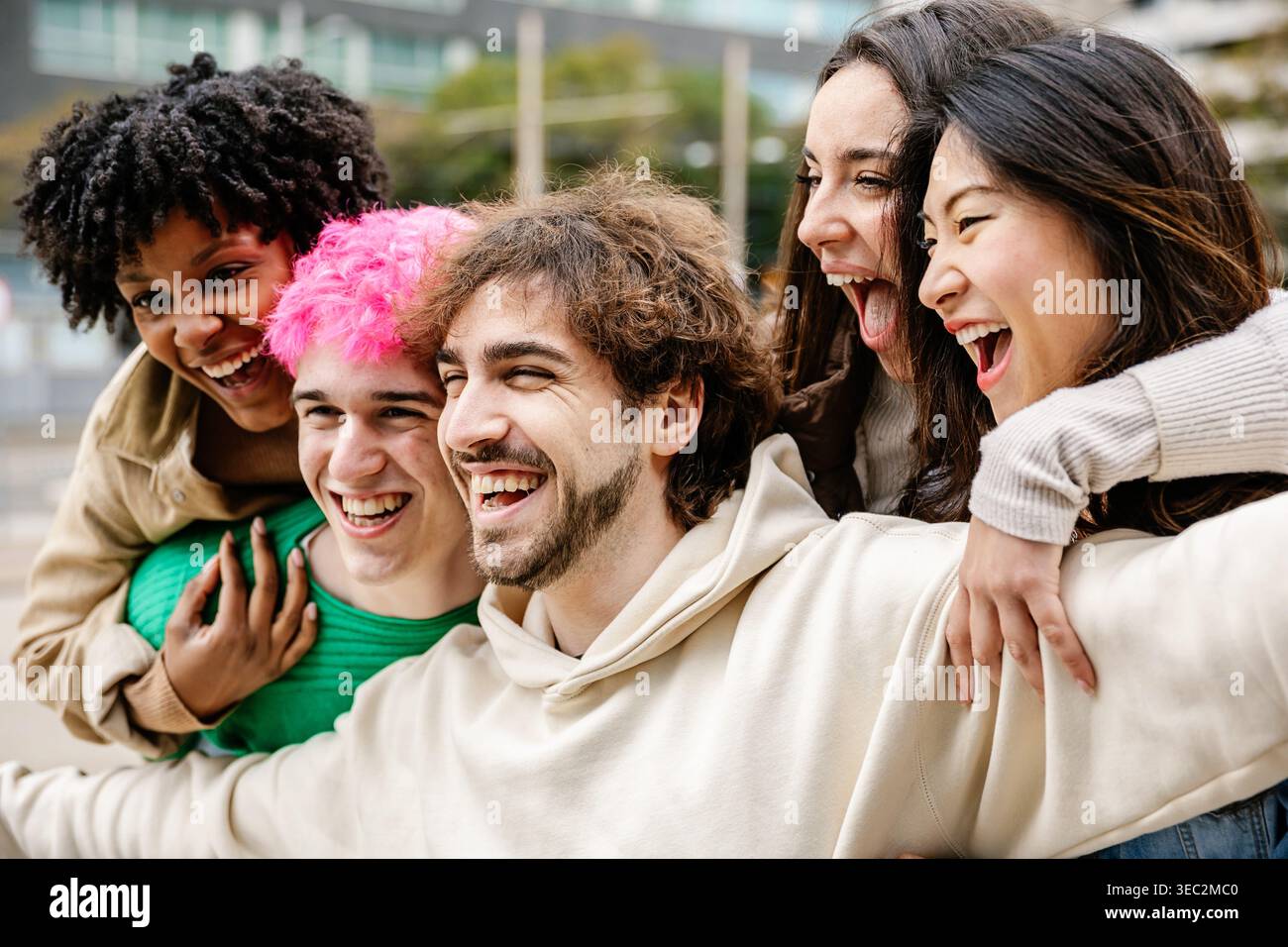 Jeune groupe d'amis multiraciaux s'amusant ensemble à l'extérieur Banque D'Images