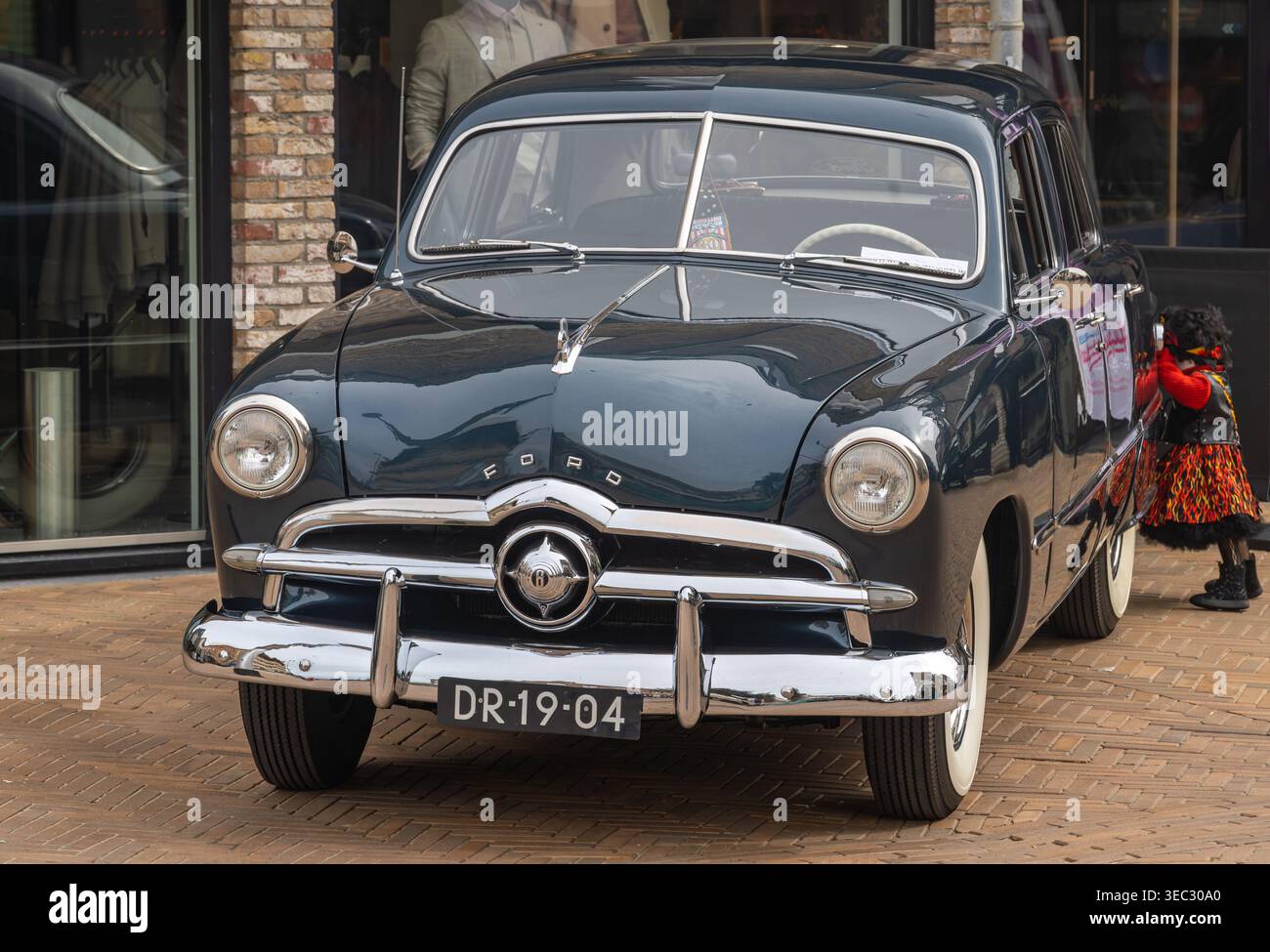 Katwijk aan Zee, pays-Bas, 11.04.2026, Ford Custom Sedan 1949 vue avant, véhicule rétro à l'ancien salon de la minuterie Banque D'Images