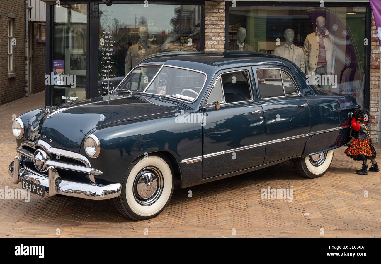 Katwijk aan Zee, pays-Bas, 11.04.2026, Ford Custom Sedan 1949, voiture ancienne à l'ancien salon de minuterie Banque D'Images