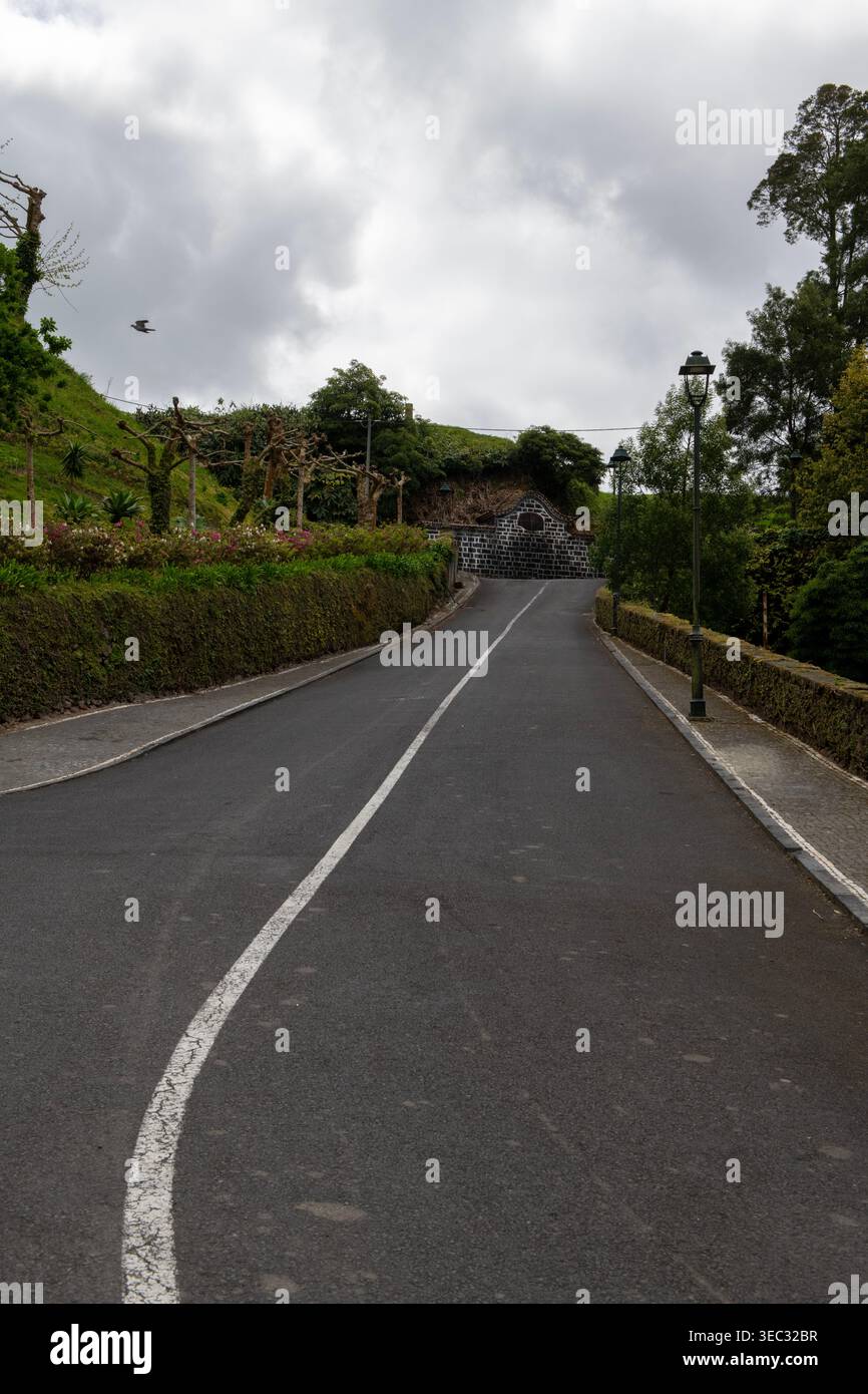 Rue vide dans le village des Açores sur l'île Sao Miguel, brique architecture à la fin o fthe rue. Banque D'Images