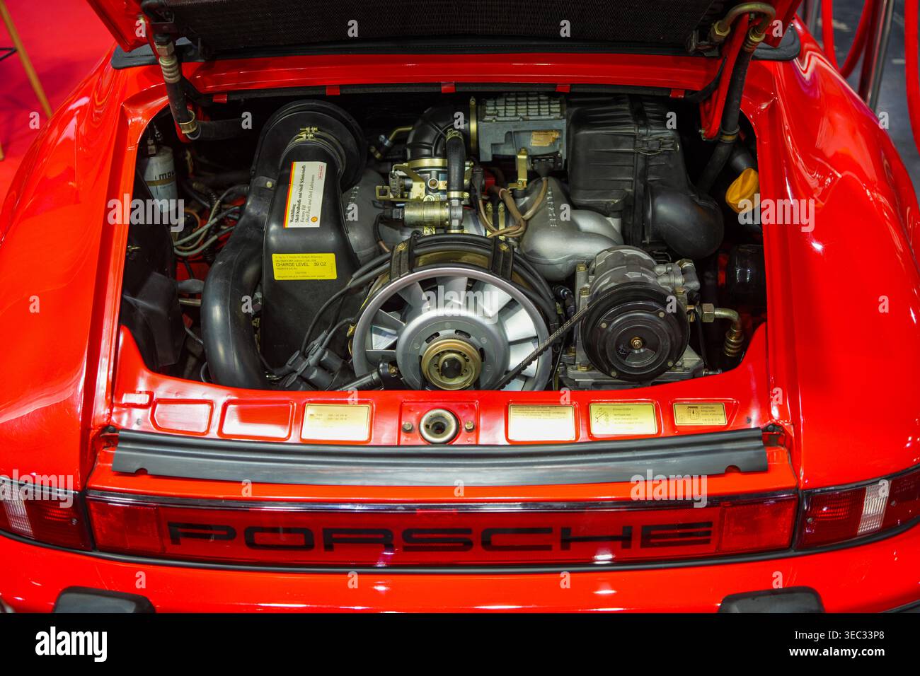 Riga, Lettonie- 25 avril, 2026 : 1986 Porsche 911 Engine Bay avec 3.2L Flat-six Engine Detail Banque D'Images