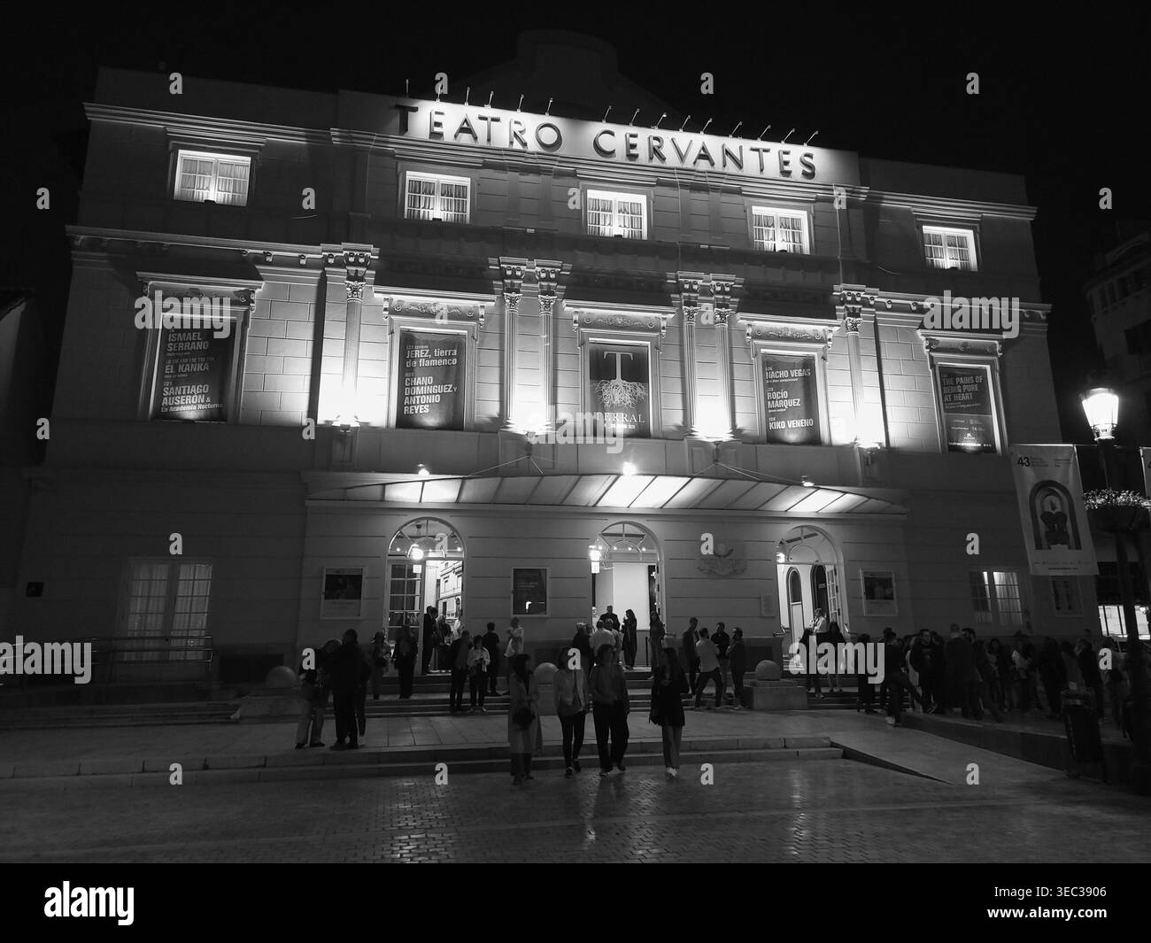 Málaga, Espagne - 21 avril 2026 : la foule sort de l'historique Teatro Cervantes la nuit après la représentation d'Anni B Sweet. Banque D'Images